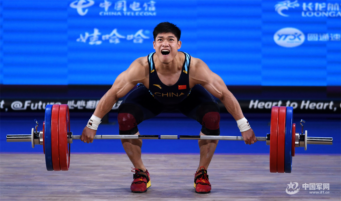 澳大利亚举重选手抢夺冠军，力克对手